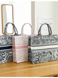 Capacious shopping bag, with embroidery