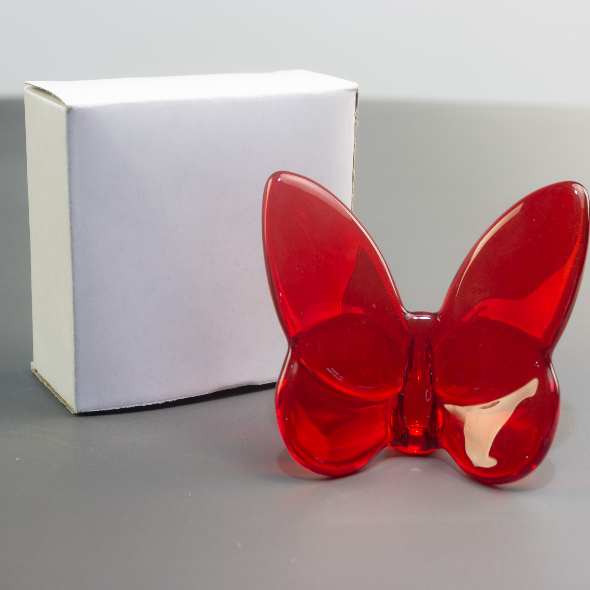 광택있는 붉은 나비