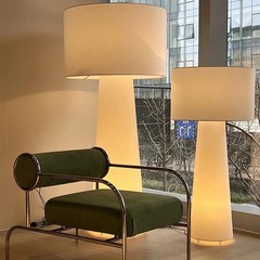 わびさびスタイルのリビングルームとベッドルームのファブリックフロアランプデザイナー装飾雰囲気ランプソファ垂直クリエイティブフロアランプ