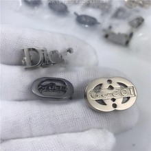 帽子dio装饰片 挎包镂空gucc铭牌logo 带v脚安装 露营帽diy小标