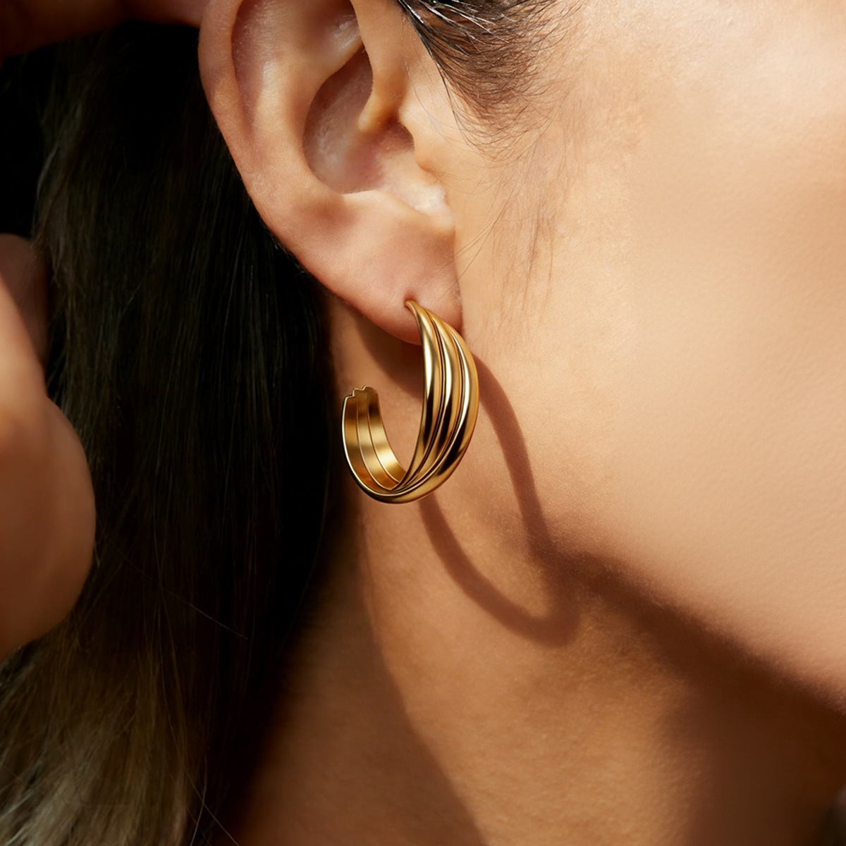 Tina moda oro acero inoxidable pernos de orejas de alta calidad nicho titanio acero pernos de orejas de moda femenina personalidad orejas