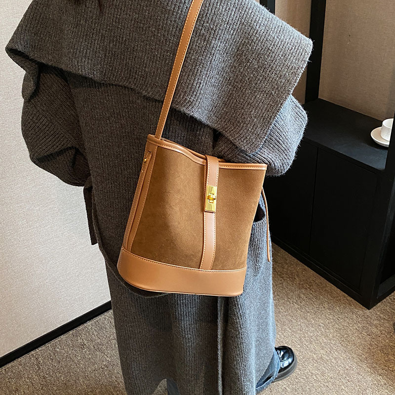 Casual cascada bolso de brazo para mujeres 2024 nuevo estilo coreano retro tendencia bolso de cubo de alta calidad bolso de hombro de viaje