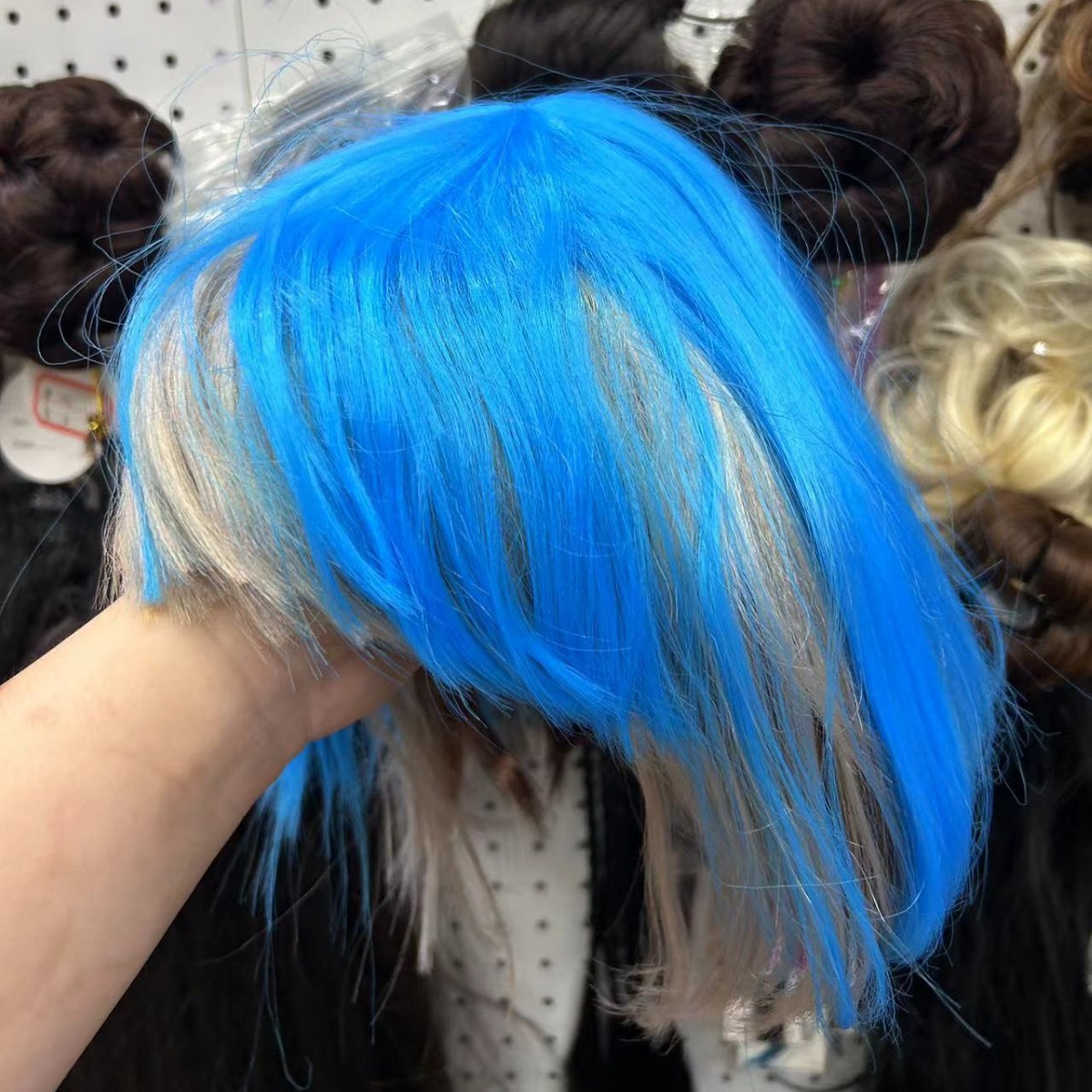 Manejo al por mayor despeje de estudiantes pelucas de pelo corto recto colorido al azar entrega de pelucas