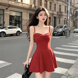 开学季红色低领吊带褶皱连衣裙女春季新年战袍收腰显瘦红色连衣裙