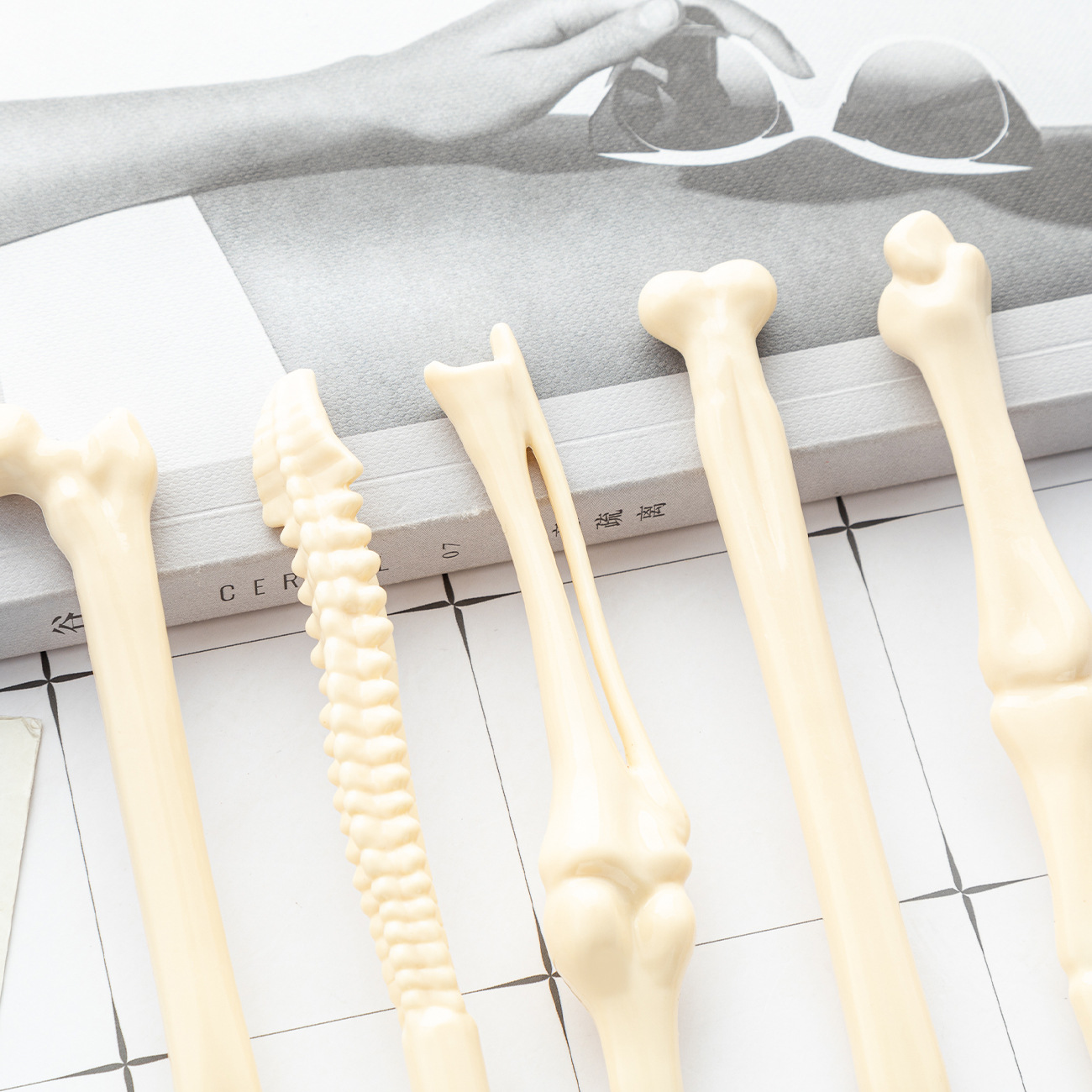 Nueva personalidad extraña hueso lápiz creativo nuevo esqueleto extraño estilo de lápiz de bola hueso simulación lápiz de plástico al por mayor