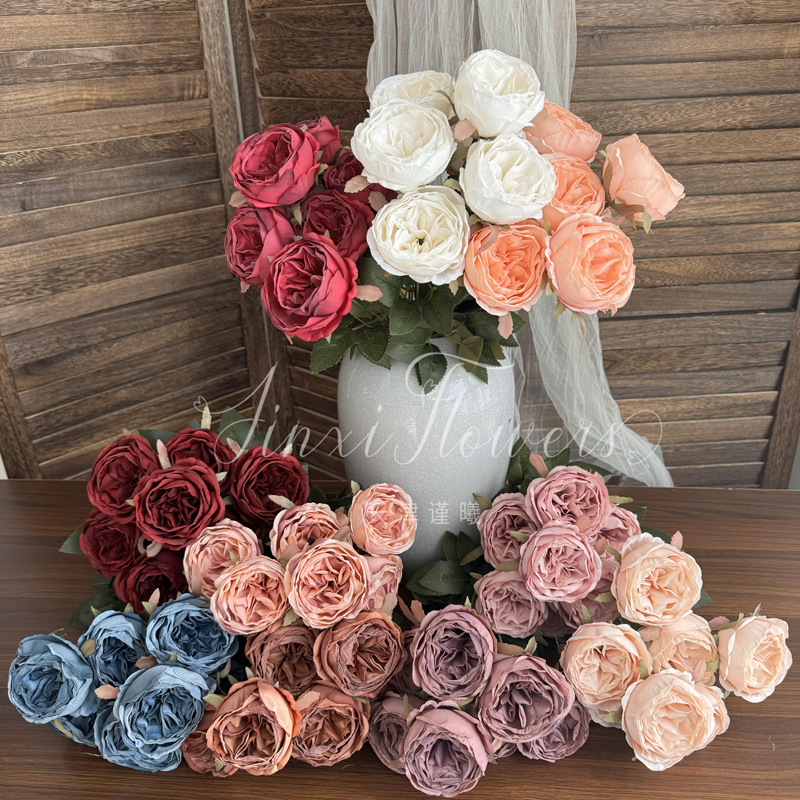 縁を焼く7頭のオースティンバラを花の結婚祝いの結婚式に飾った造花の家の客間に生け花を飾る|undefined