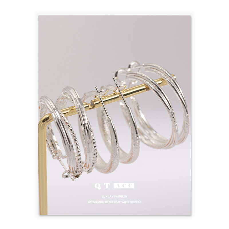 Pendientes de aro clásicos lisos para mujer, lujo discreto, sensación de alta gama, clips de aro para las orejas, elegantes, hacen que el rostro parezca más pequeño, pendientes chapados en plata 925.