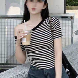 性感斜肩条纹短袖t恤女夏季设计感小众辣妹别致短款上衣批发跨境