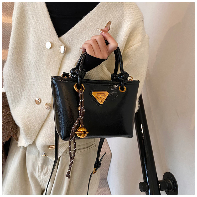 Autumn and winter fashion hand-held bucket bag for women, Korean retro and high-end style, versatile single-shoulder bag, 2024 niche casual women's bag undefined