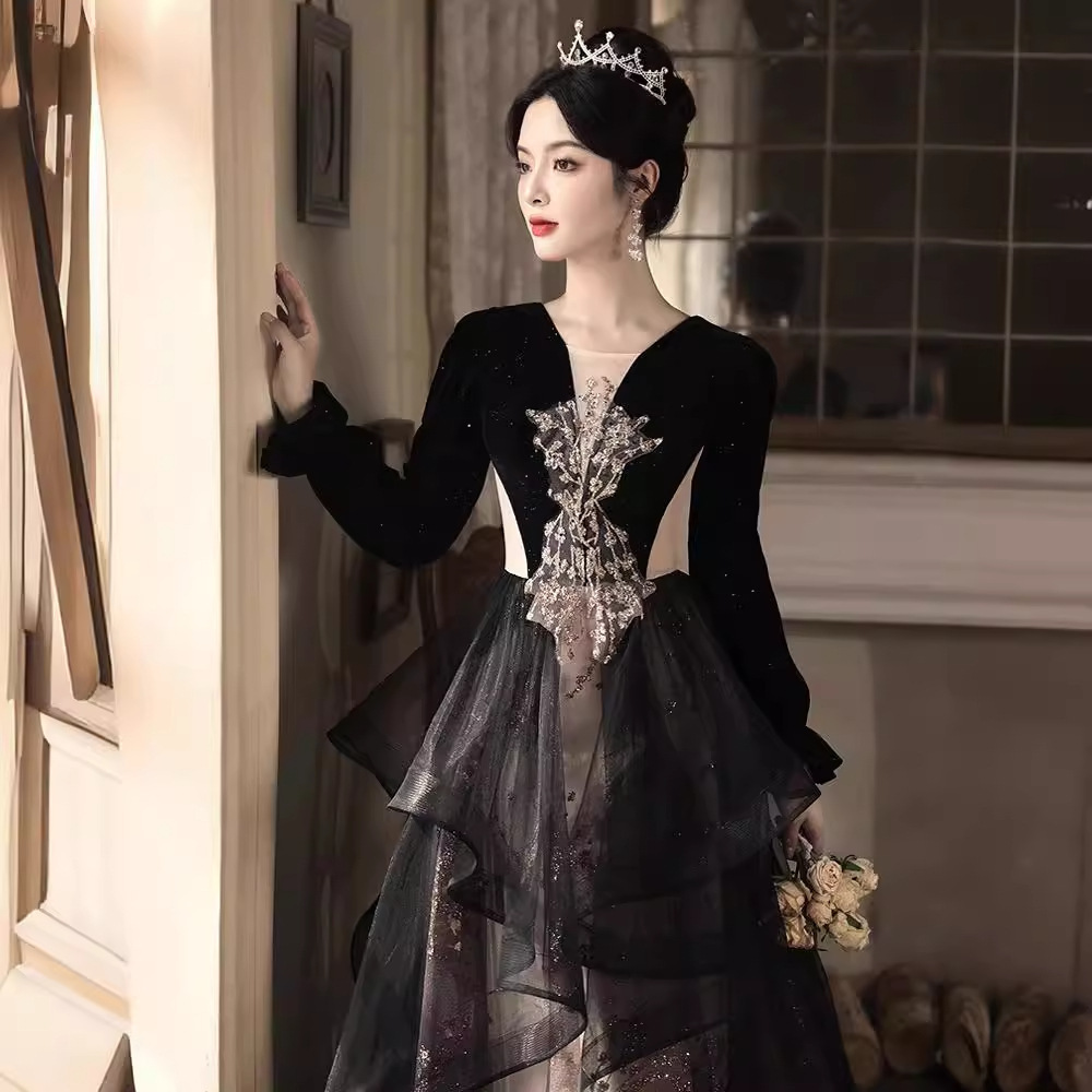 Vestido de noche negro 2026 nuevo estilo francés de lujo ligero nicho de gama alta cena anual anfitrión de examen de arte manga larga