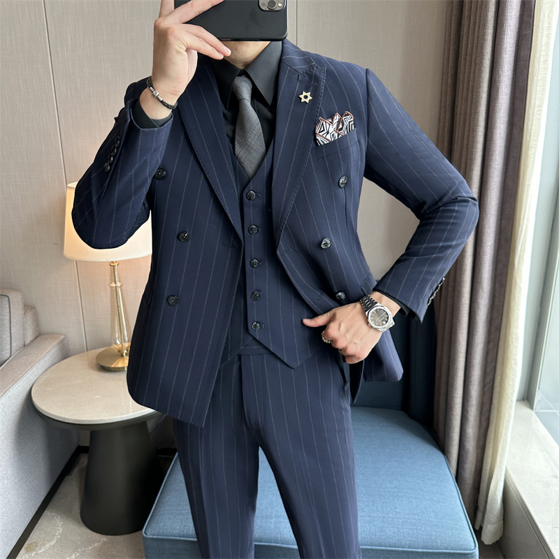 Gestreept herenpak, getailleerd model, dubbelknoopsluiting, slim fit, formele kleding voor bruidegoms, getuigen, ceremoniemeesters en trendy bovenkleding._voghion.com