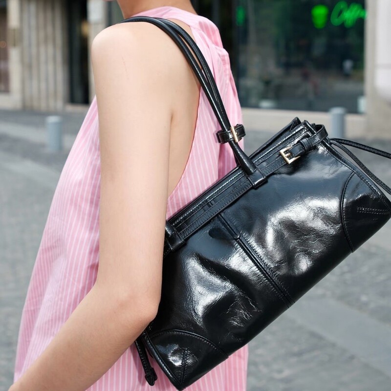 P brand 2026 oil wax leather handbag, new softlux motorcycle bag, stylish high-end shoulder and underarm bag P brand 2026 oil wax leather handbag, new softlux motorcycle bag, stylish high-end shoulder and underarm bag