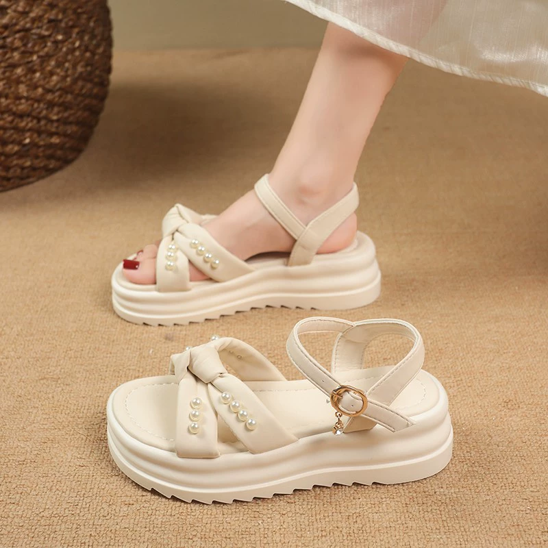 Европейские модные сандалии в стиле феи с жемчугом для женщин, лето 2025, новые сандалии на толстой подошве, повседневная римская обувь.