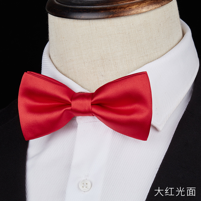 크고 빨간 광택 나비 넥타이