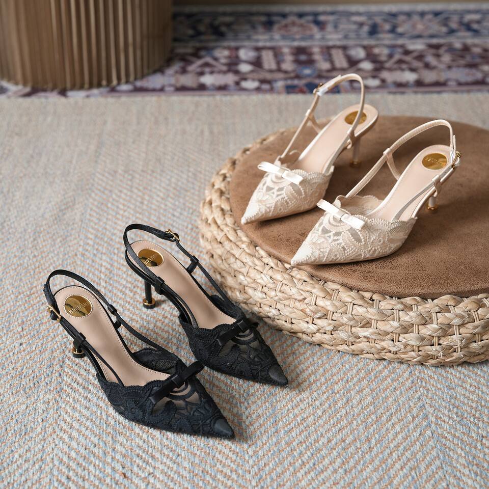 Sandal cao gót mũi nhọn bít mũi quai hậu thêu ren nơ, gót mảnh 6–8 cm — Màu be, màu đen