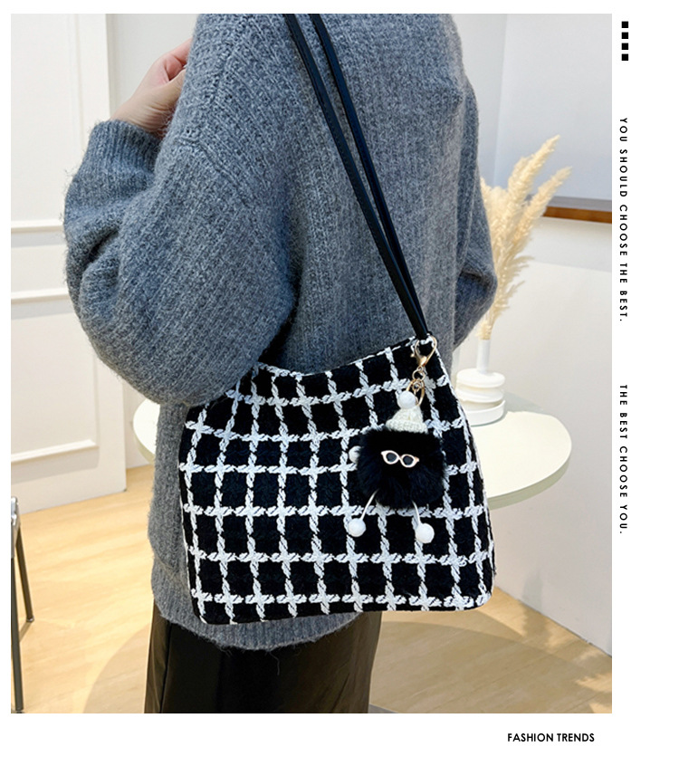 This year's popular bags are versatile for women. The 2023 new tweed bucket single-shoulder bag exudes a sense of sophistication and is a student commuting tote bag full figure