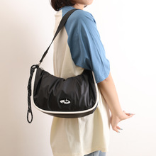 潮牌防泼水尼龙斜挎包男女骑行包大容量时尚通勤包皱褶单肩包批发