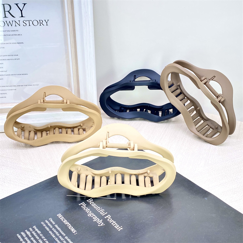 Pintura de caucho de alta calidad de plástico de tamaño grande y mediano tamaño pequeño agarre leche té color horquilla hacia atrás cabeza agarre 2 yuanes supermercado accesorios para el cabello