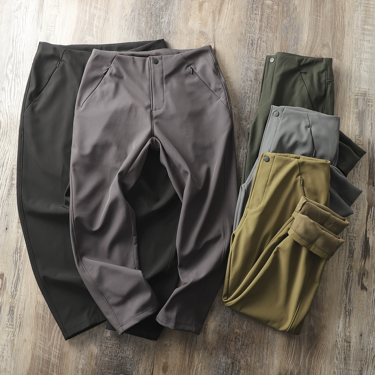 Доступная альтернатива от Tangzhi Ping! Водоотталкивающие вращающиеся на молнии брюки-софтшелл для активного отдыха, утепленные мужские повседневные брюки на флисовой подкладке.