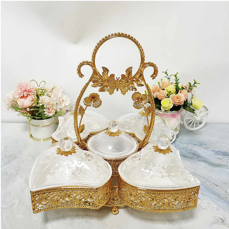 다섯 머리 하트 모양의 말린 과일 상자