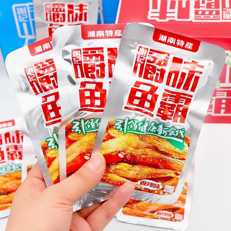 香辣小鱼干显峰嚼味鱼霸小鱼仔网红零食整箱追剧下酒菜解馋小包装