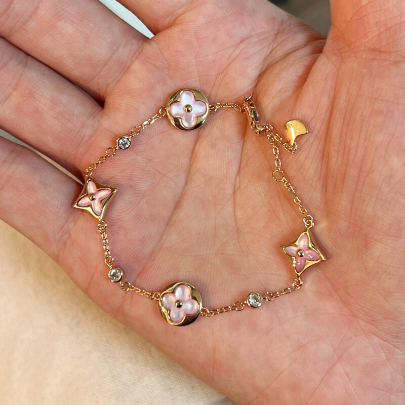 Natural pink mother-of-pearl vintage bracelet, light luxury 18K rose gold plated, stackable, niche high-end feel, diamond-shaped four-flower bracelet Natural pink mother-of-pearl vintage bracelet, light luxury 18K rose gold plated, stackable, niche high-end feel, diamond-shaped four-flower bracelet