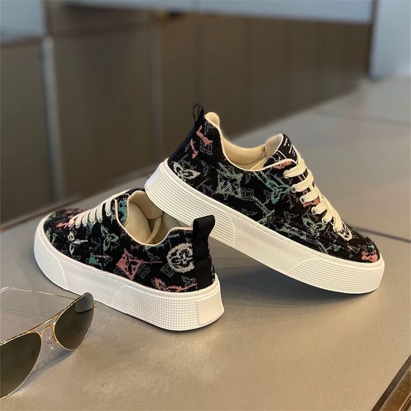 Zapatos de hombre otoño 2025 nuevos zapatos de lona transpirables de moda coreana con suela suave ligera, zapatos de altura baja para hombre