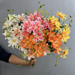 2頭の重弁の小さい百合の高品質は花のテーブルの花の造花の家の装飾の撮影の道具のユリの花をシミュレーションします。