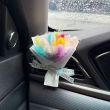 彩虹色毛绒花车载香薰花束汽车空调出风口装饰车内香氛摆件成品花