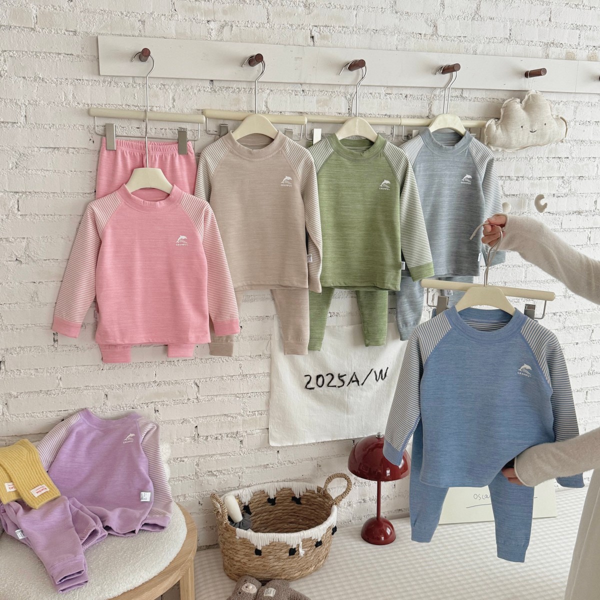 Otoño y invierno pijamas de niños sin hueso abrigo de otoño pantalones de otoño conjunto de lana seda rayas de hombro ropa doméstica para hombres y mujeres