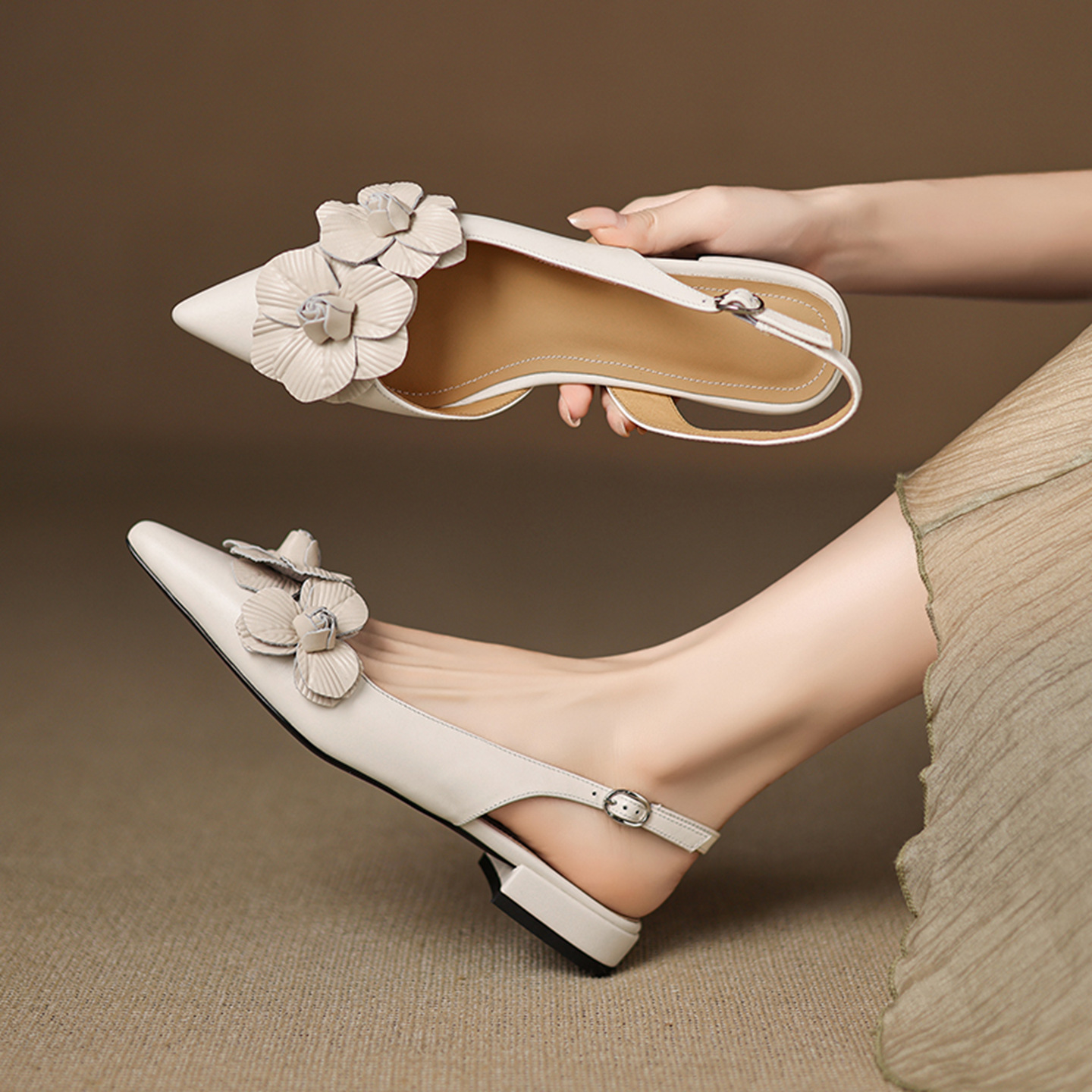 Sandal nữ da cừu mũi tròn quai chữ V đế bệt phong cách Hàn Quốc — đen