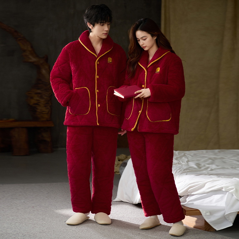 Pajamas de pareja rojos de invierno de terciopelo de tres capas gruesas entrelazadas de coral terciopelo encapuchado conjunto de pijamas casados