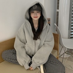 グレーの怠惰な風と帽子のコートの女性の秋の新しいデザイン感がゆったりしていて、長袖のカジュアルな上着が湿っています。