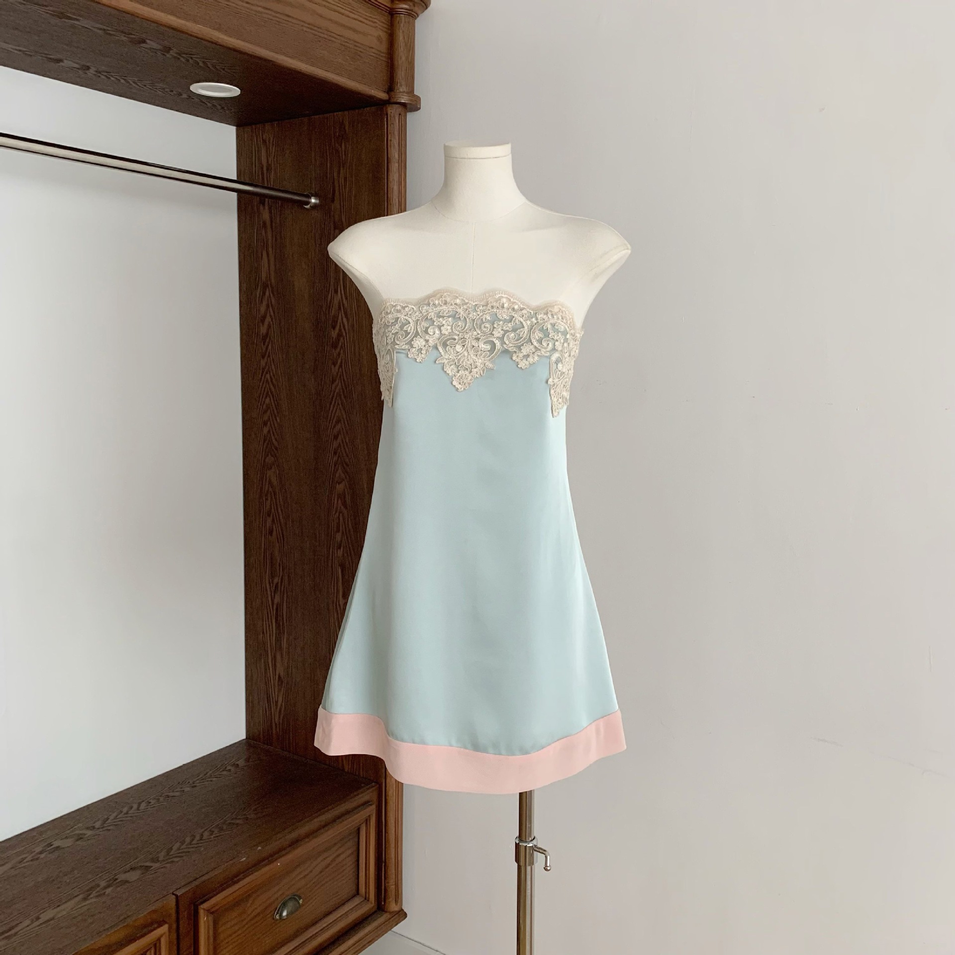 柔媚清冷法式花纹蕾丝缎面抹胸裙女矜贵感连衣裙蓝色叶宏服饰棉