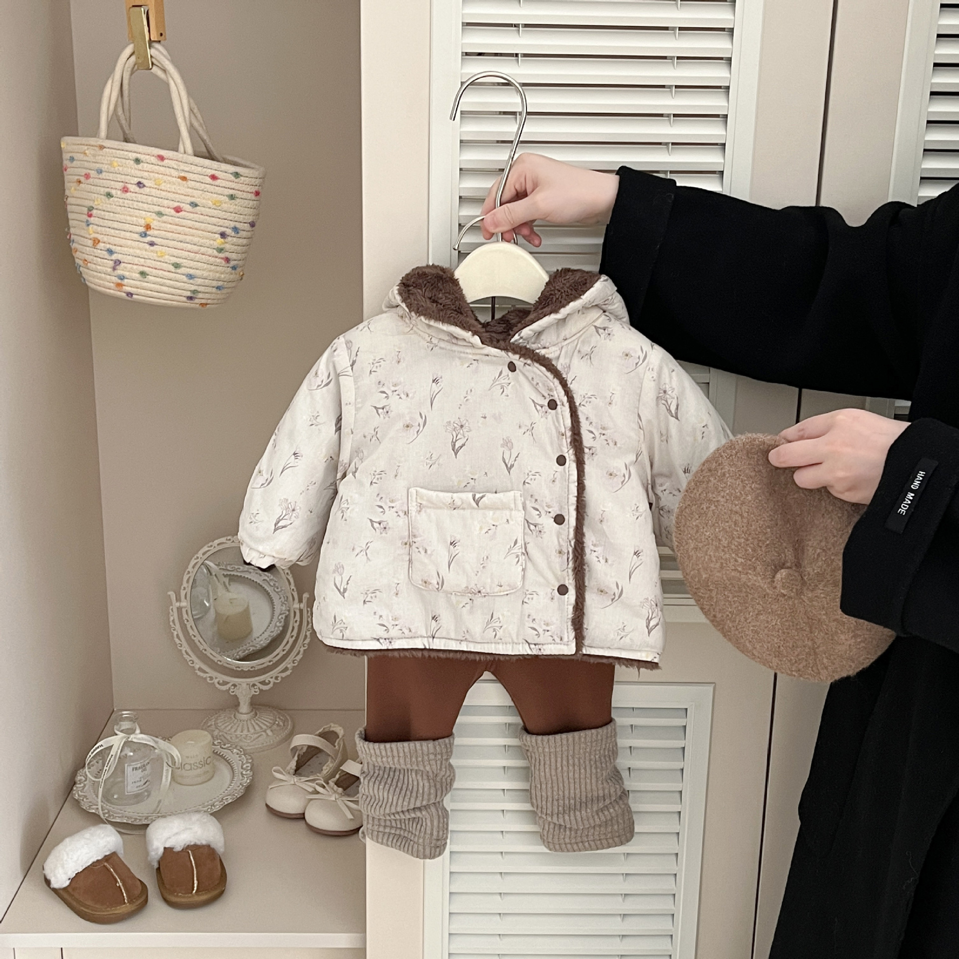 Invierno de bebés femeninos abrigo de algodón 2025 nuevo estilo para niños sombrero de aire extranjero y ropa de algodón de lana chaqueta de algodón caliente para bebés