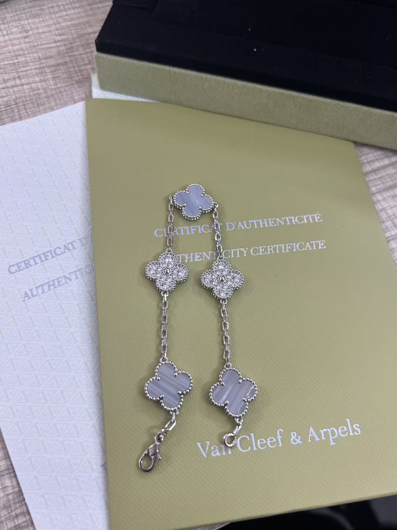 白金色紫玉髓间钻