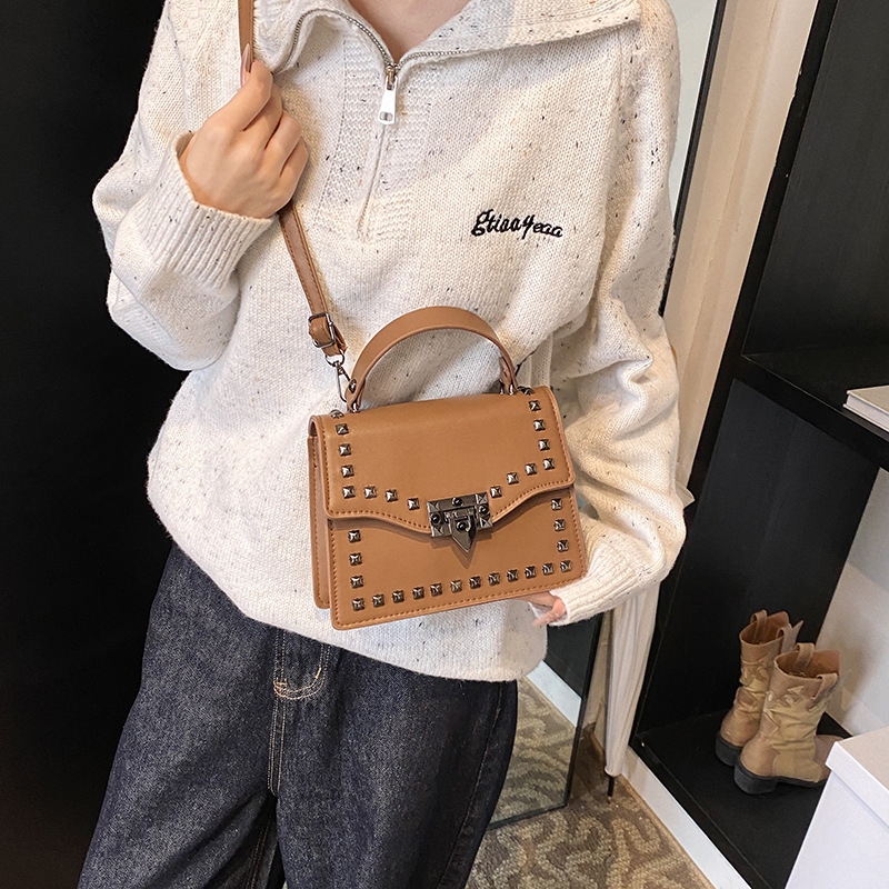 Shangxin bolso de mujer mujer 2024 remache celebridad de Internet mujer personalidad coreana moda temperamento todo fósforo bolso de mensajero pequeño bolso cuadrado