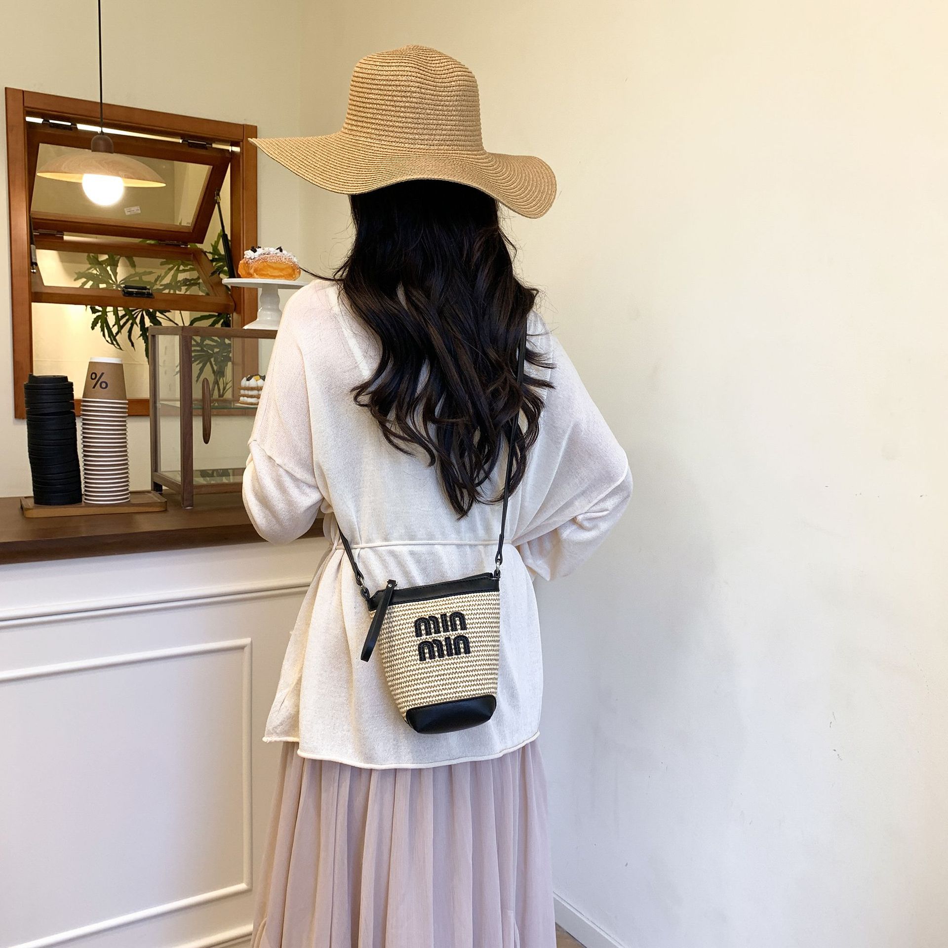 Bolso de teléfono móvil tejido de paja de color de contraste de moda para mujer 2025 nuevo bolso de cubo de primavera de moda bolso diagonal de un solo hombro para mujer