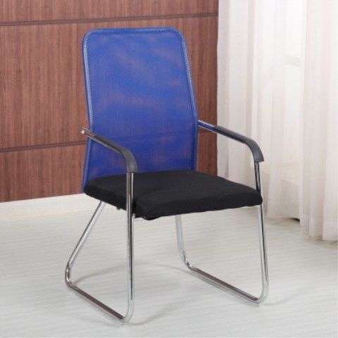 Silla de malla de acero con asiento azul y negro