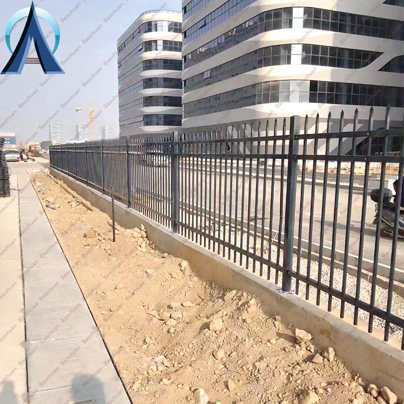 Área de fábrica cerca de patio cerca de hierro cerca de escuela comunitaria cerca de villa al aire libre cerca de zinc y acero