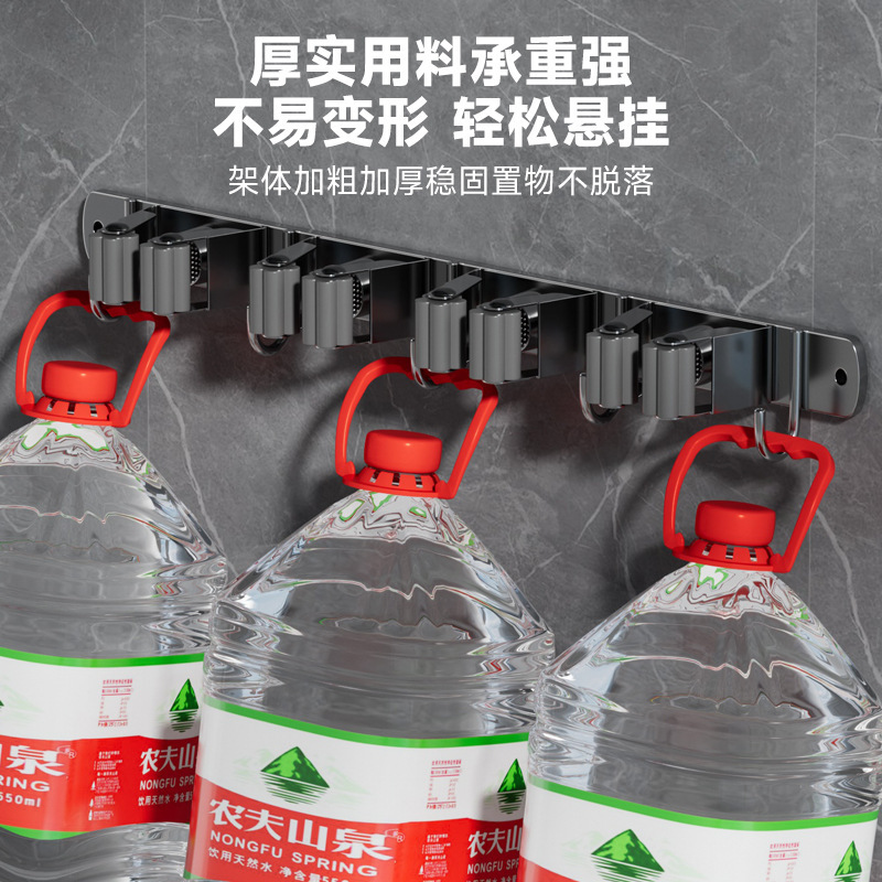 ステンレス製のモップを厚くして穴を開けない多機能モップをフックしてトイレのモップを収納します。|undefined