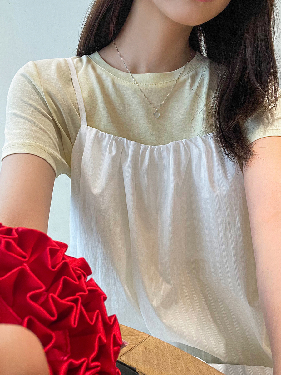 흰색 줄무늬가 있는 노란색 배경