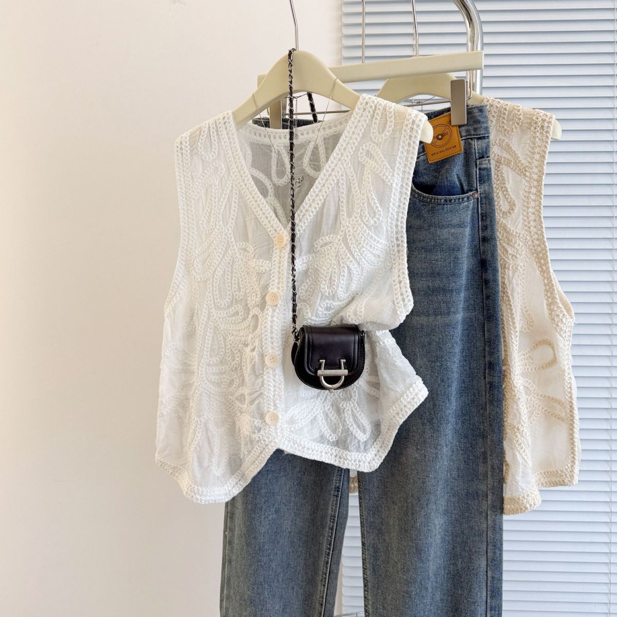 French Retro Sleeveless Vest for Women in Summer, High-End Layered Loose Slimming Look Casual V Neck Vest Top