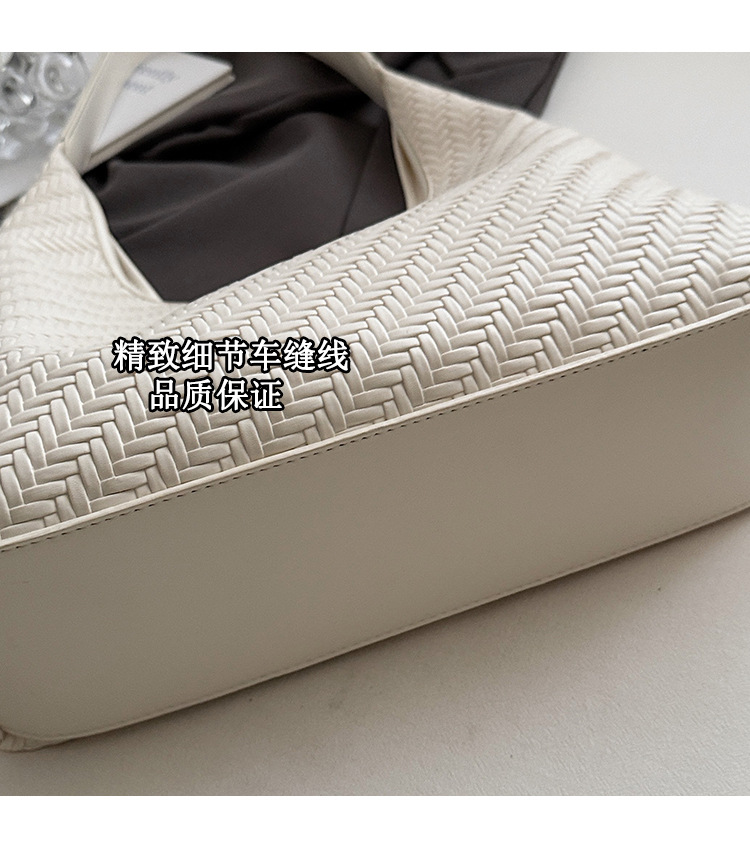 Casual design, stylish, large-capacity single-shoulder 2025, fashionable and trendy woven commuting, simple and retro tote underarm bag Application Scenario