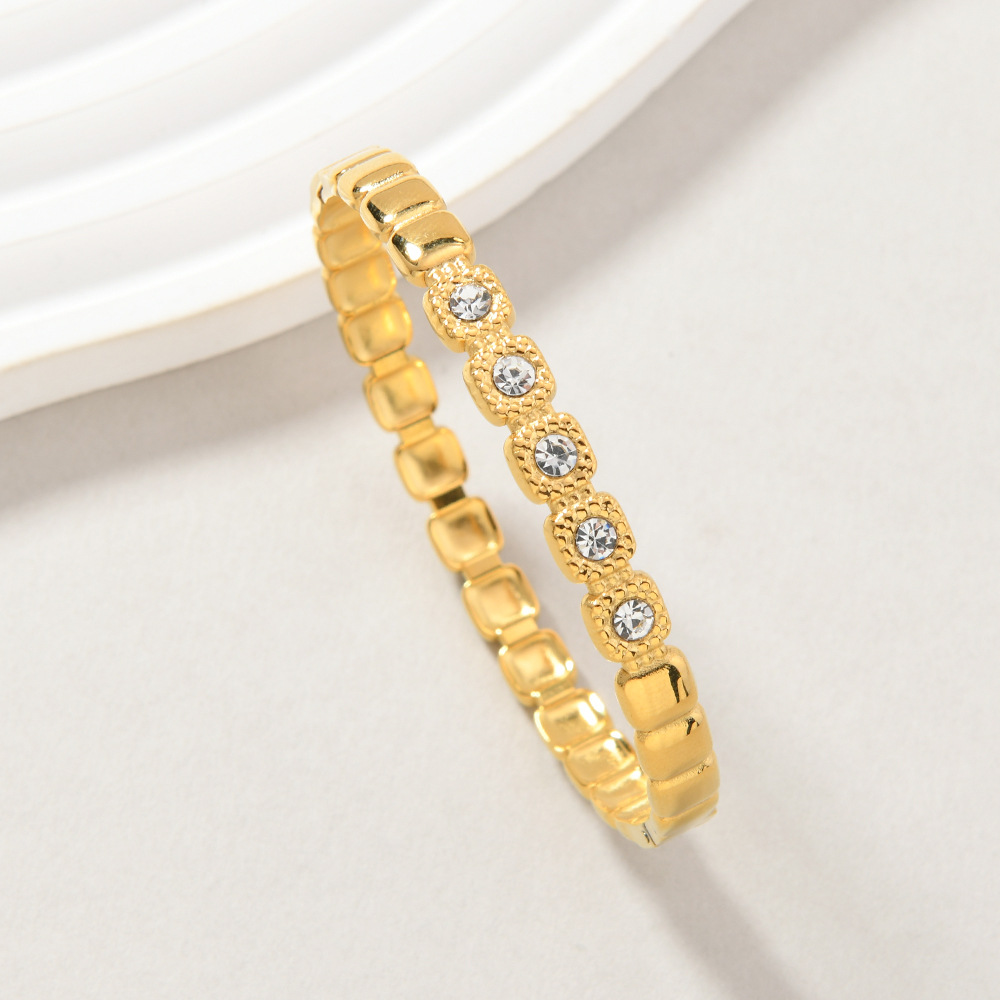 Venta cruzada de pulseras de presión de diamante de presión de aceite simple lujo ligero universal acero de titanio no se desvanece pulseras mujeres al por mayor