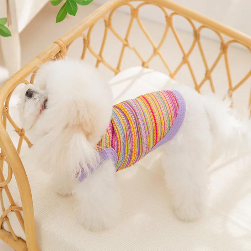 Primavera y verano ropa de mascotas delgada ventilada rayas huecadas tracción chaleco trenzado ropa de dos patas gato perro ropa de perro