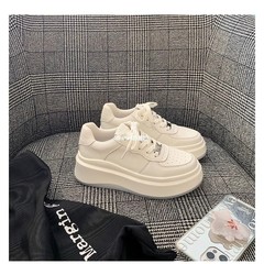 厚い底はカジュアルなパンの靴を合わせます。