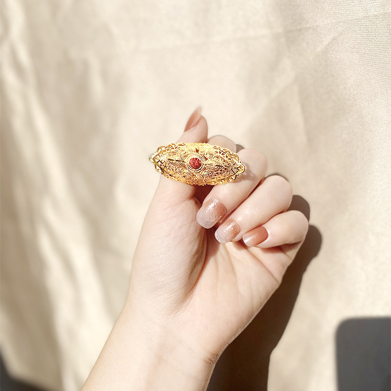 Arena de Oro ala anillo de pavo real de las mujeres temperamento a largo plazo no desvanecimiento retro imitación rubí transfronterizo estilo al por mayor en vivo