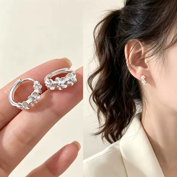 Small, delicate, and sparkling three-flower earrings for women, exuding a high-end, niche, fashionable, and elegant vibe, perfect for work and versatile for any outfit