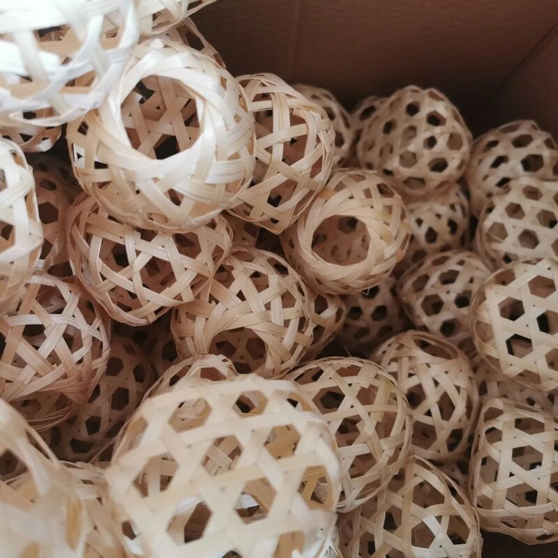 広西の大量の手作りの竹は提灯の小さい提灯の材料を編みます。|undefined